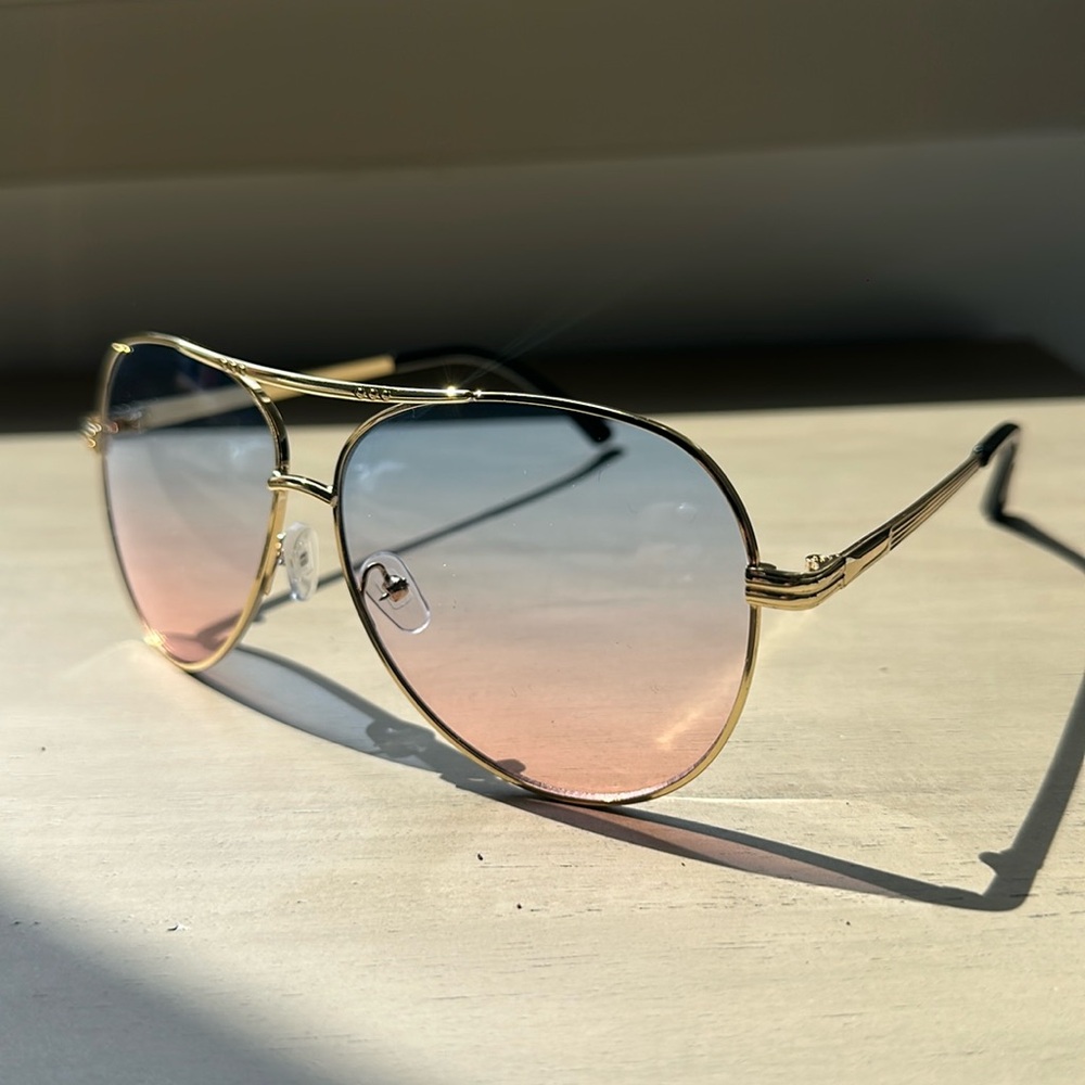 NWOT Womens Gold Aviator Sunglasses with Blue Gradient Lenses